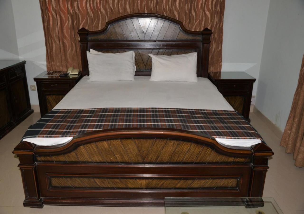 Step Inn Hotel Sukkur Zewnętrze zdjęcie